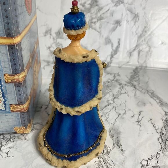 Olivia’s Collection #128430 “In Majestic Beauty” Queen Victoria Figurine - Picture 3 of 3